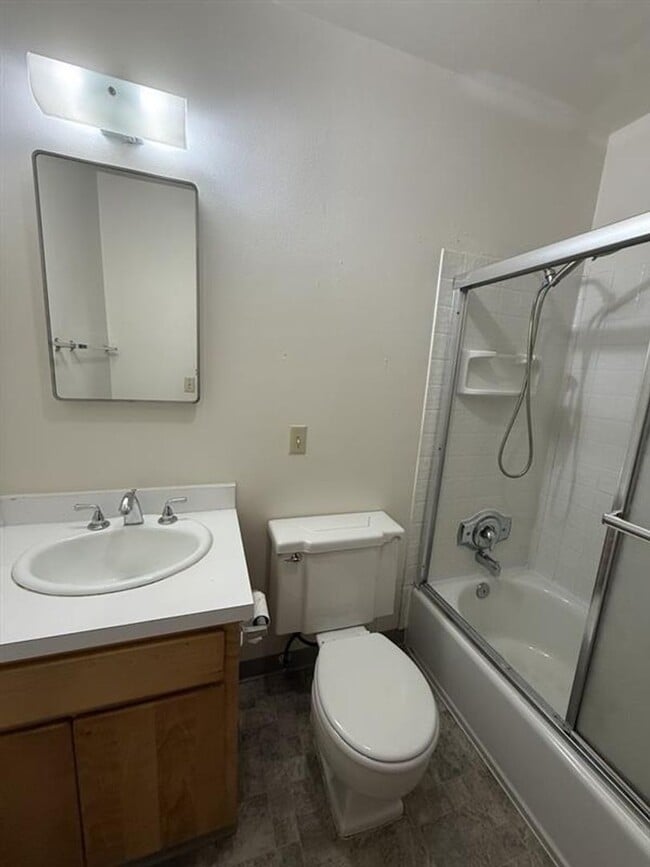 Building Photo - 163 NE Lincoln Ct