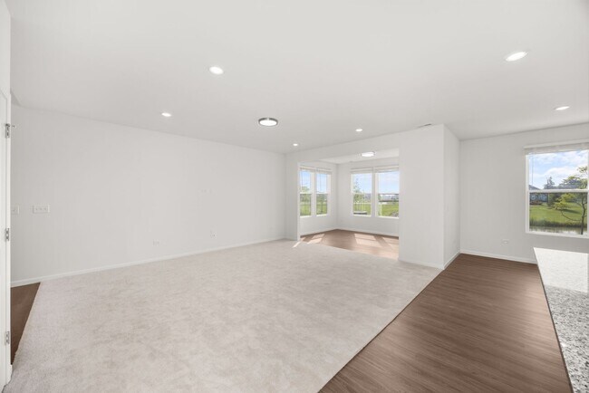 Foto del edificio - BRAND NEW Polo Club Naperville with Two Ma...
