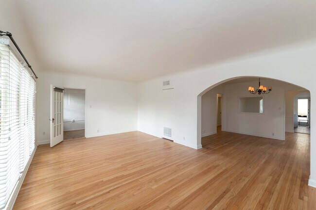 Building Photo - 3167 Rowena Ave