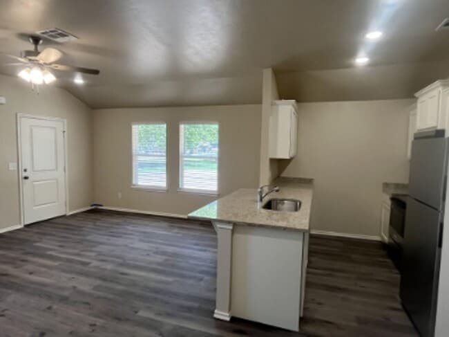 Building Photo - New 2-Bed, 2-Bath Duplex in Chickasha – Move-In Ready!