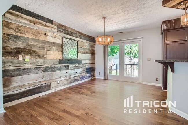 Foto del edificio - 325 Forrest Dr