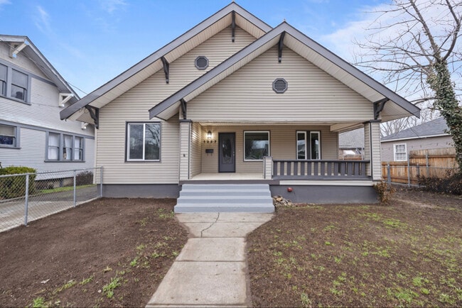 Building Photo - 1337 E Isaacs Ave