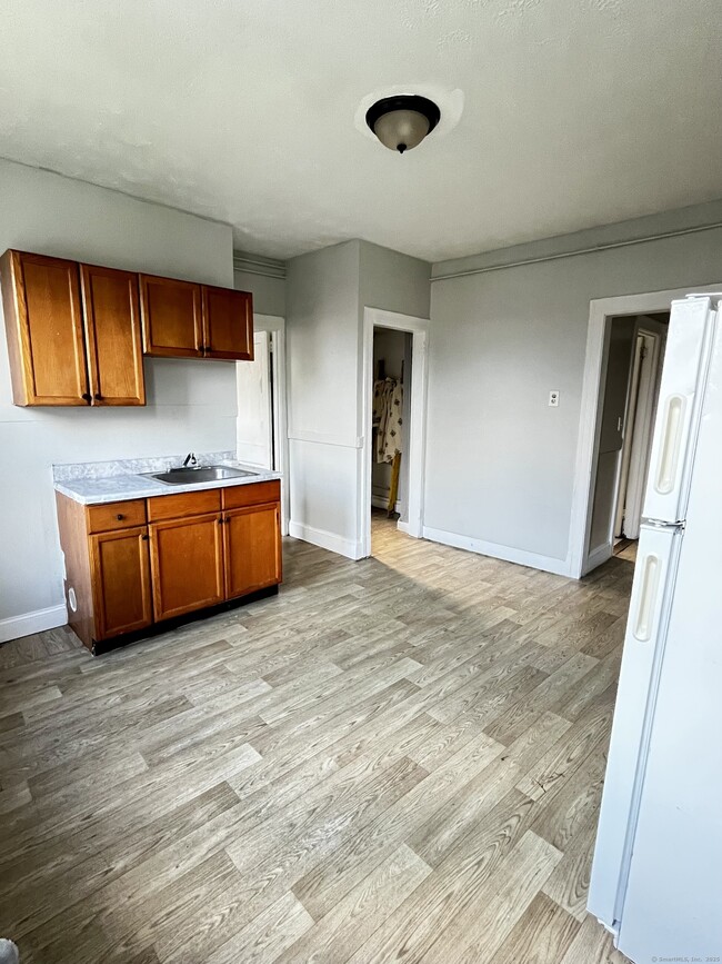 Building Photo - 143 Putnam St