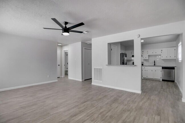 Building Photo - 12621 Veterans Memorial Dr