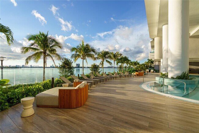 Foto del edificio - 700 NE 24th St