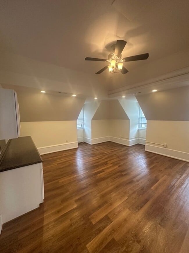 Building Photo - 15 Strathallan Park