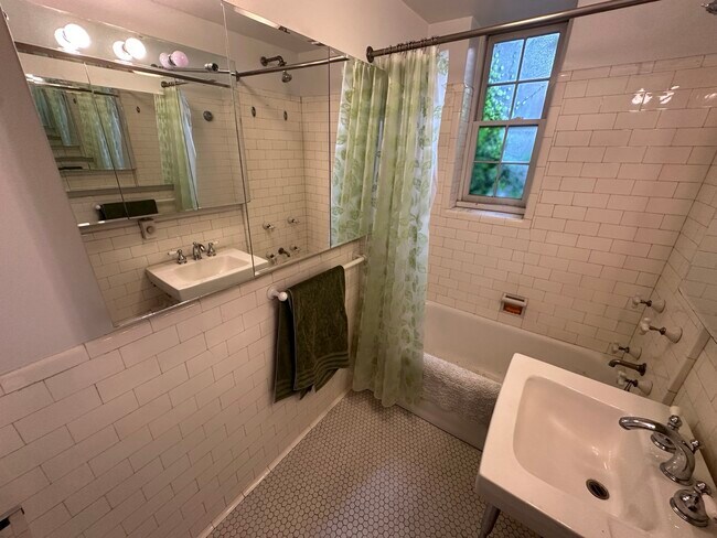 Foto del edificio - 988 Memorial Dr