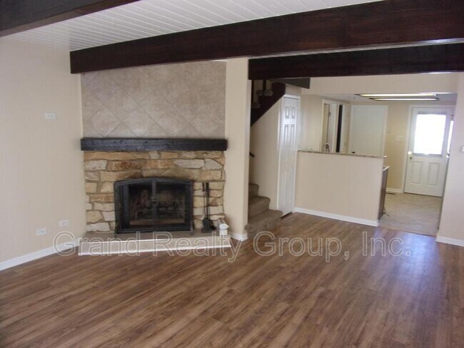 Foto del edificio - 337 Meadow Green Ln