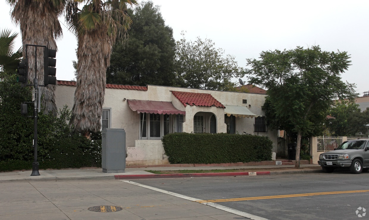 Building Photo - 137-139 Avenue 55
