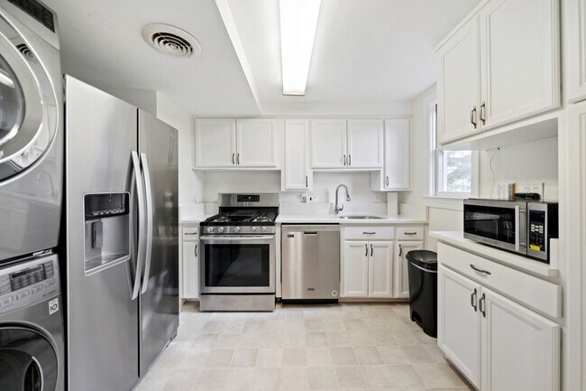 Foto del edificio - APPLICATION PENDING! AVAILABLE 4/11/24 - W...