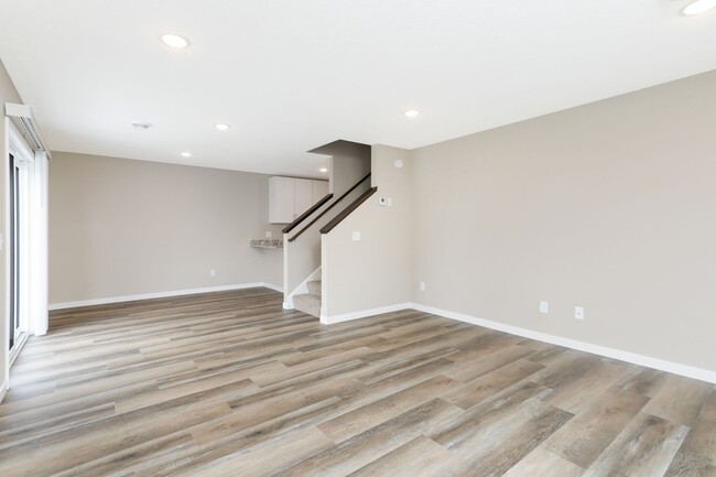 Building Photo - 3bd 3ba 2 car gar END UNIT avail now