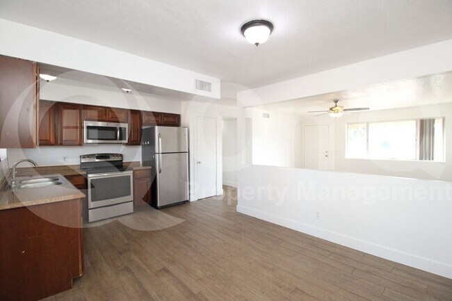 Foto del edificio - 160 E McLellan Rd