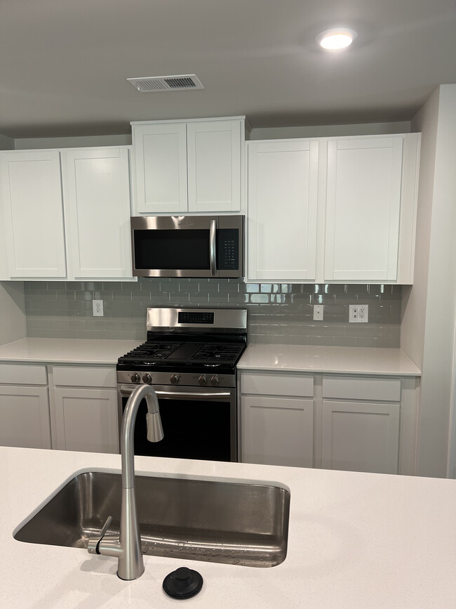 Kitchen - 106 Broadtree Cir