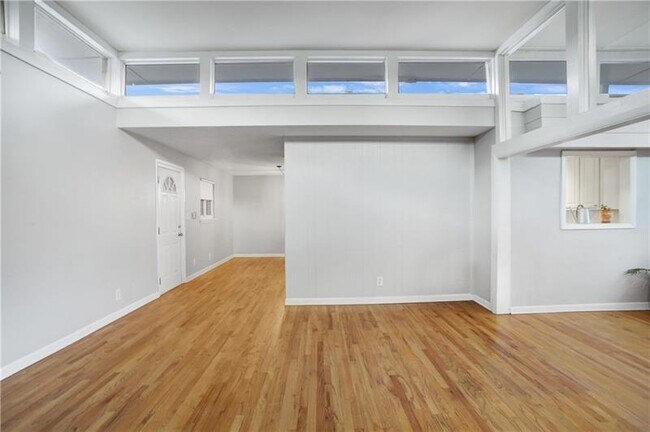Building Photo - 346 Carpenter Dr NE