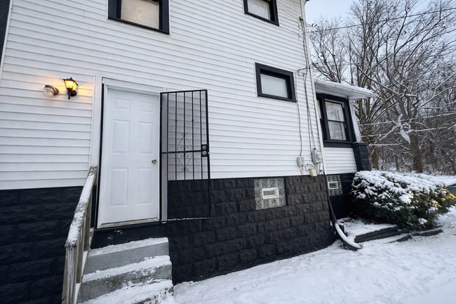Building Photo - 712 Roselle Ave
