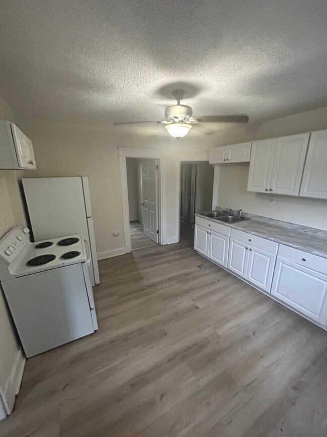 Foto del edificio - 2349 Elyria Ave