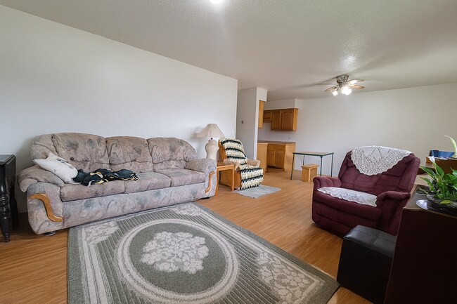 Foto del edificio - One level living w/ Attached Garage Available July!