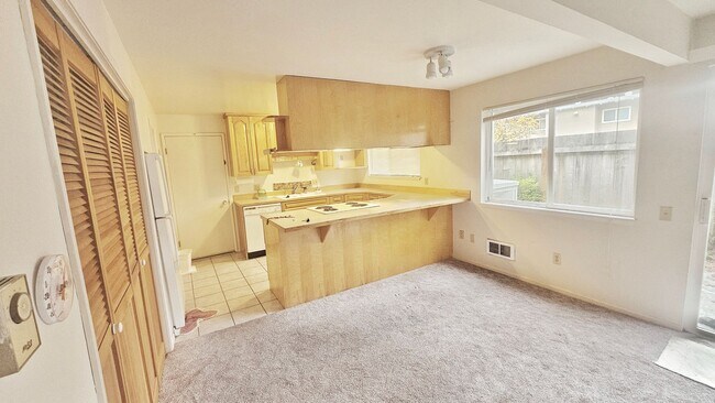 Foto del edificio - Charming 3-Bedroom 1.5 Bath Apt in Prime B...