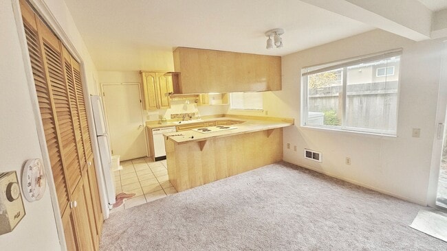 Building Photo - Charming 3-Bedroom 1.5 Bath Apt in Prime Bellevue Location.