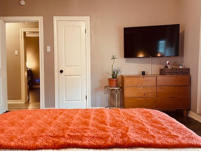 Building Photo - Lovely 3 Bedroom, 2 Bath Bungalow in the H...