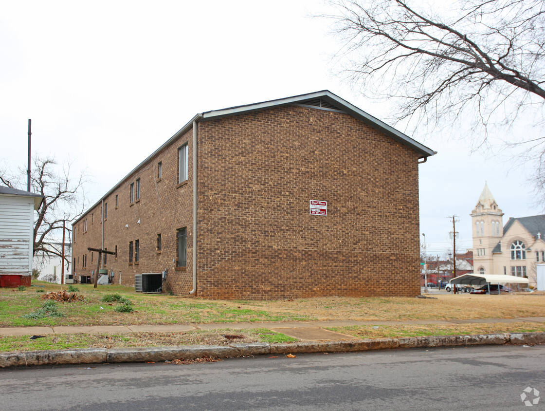 Building Photo - Binzel Manor