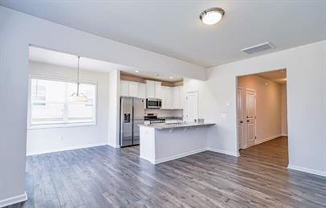 Building Photo - Spacious 3/2 Available Now!