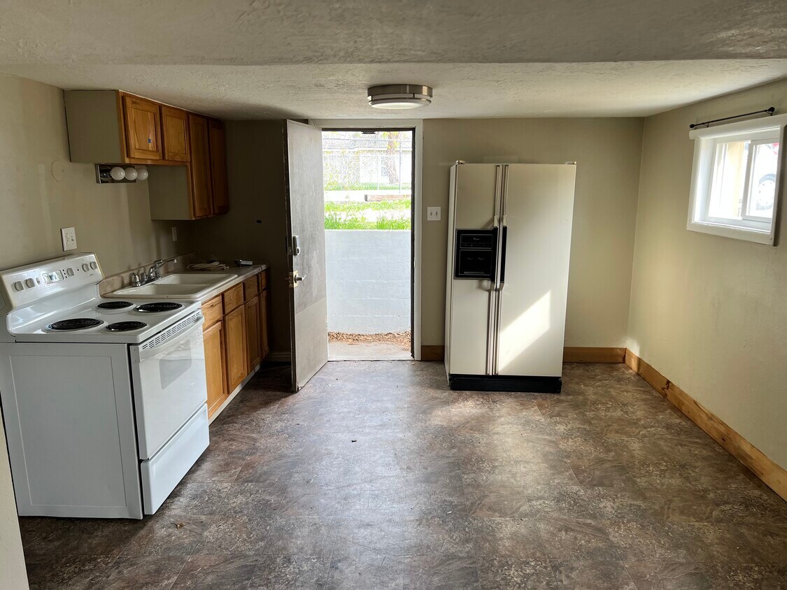 Kitchen - 920 N Lincoln Ave