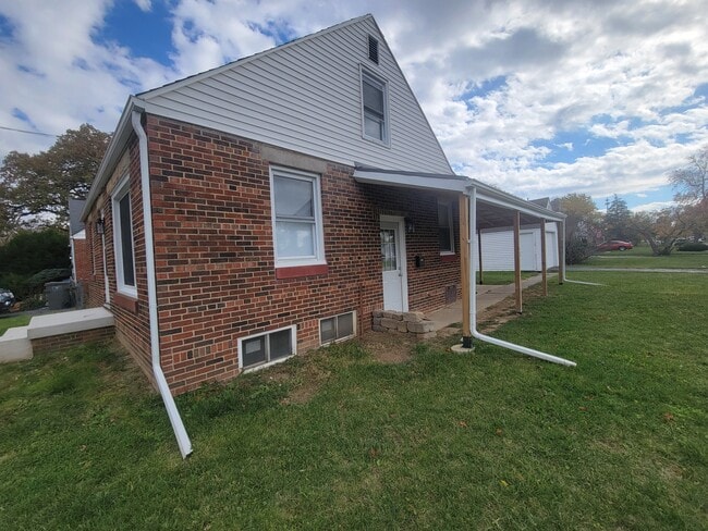 Building Photo - 2381 Lakewood Ave