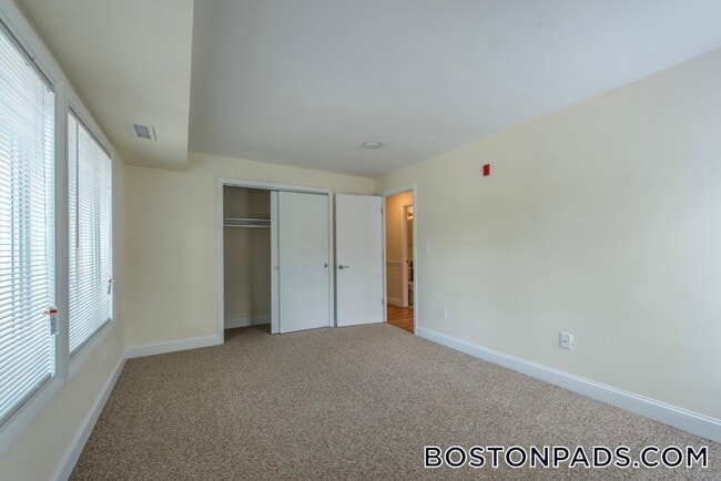 Building Photo - 10 Westgate Dr
