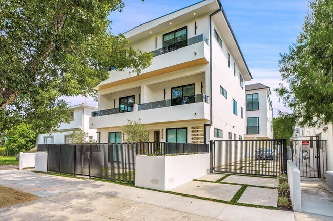 Building Photo - 5026 Cahuenga Blvd