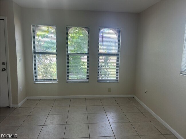 Foto del edificio - 215-217 SE 23rd Pl