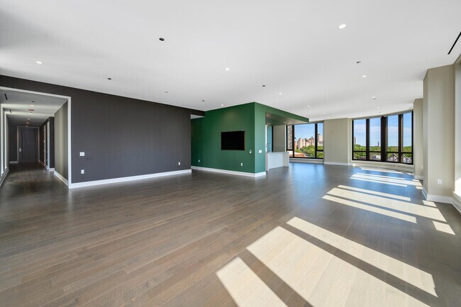 Building Photo - 1550 N Clark St