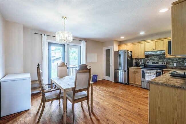 Building Photo - 261 Midwinter Ave