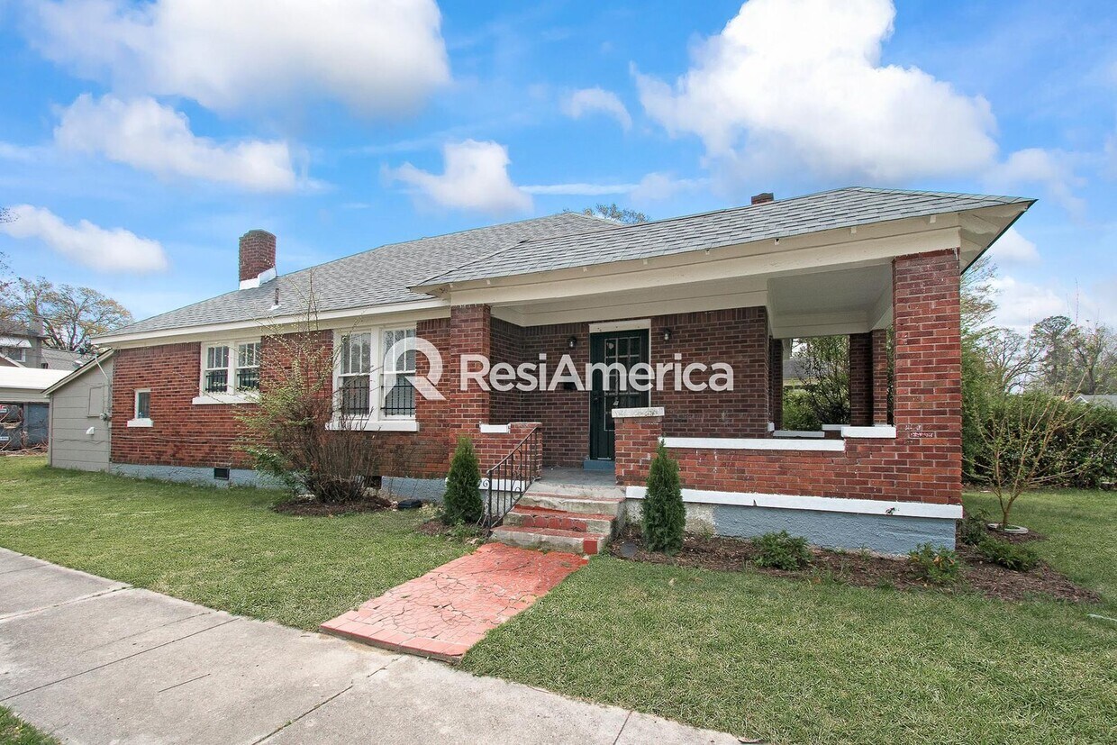 Primary Photo - Classic Bungalow in a Convenient Location!
