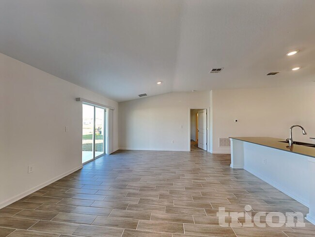 Foto del edificio - 9496 Revere Ave