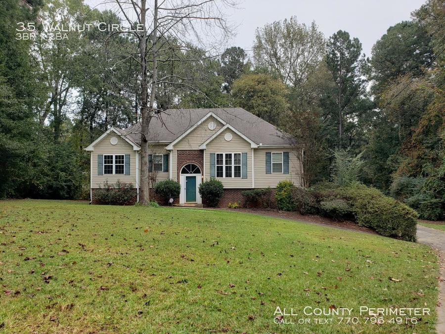 Foto principal - 3 Bedroom, updated flooring on a BIG YARD!