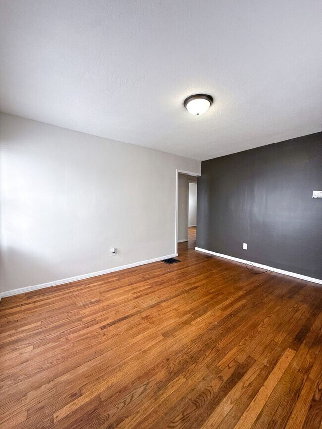 Foto del edificio - Move-In Ready 2BR Home w/ Refinished Hardwood Floors + Bonus Room Basement!