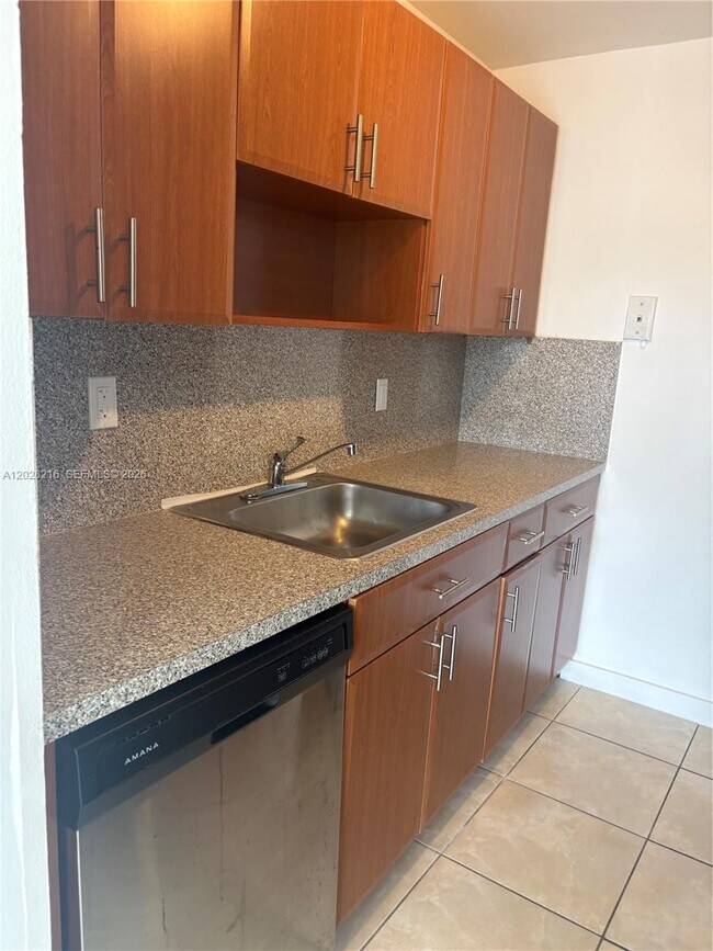 Foto del edificio - 2000 NE 135th St