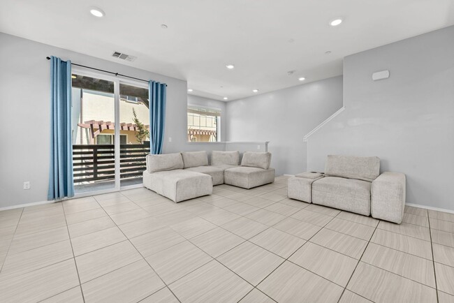 Building Photo - Townhome in the Lakepointe Point Community!