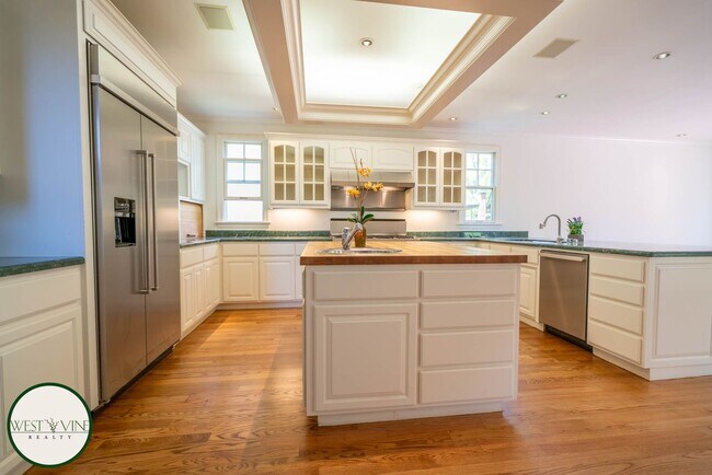 Building Photo - Spectacular Hill Top Home W/ Expansive Vie...