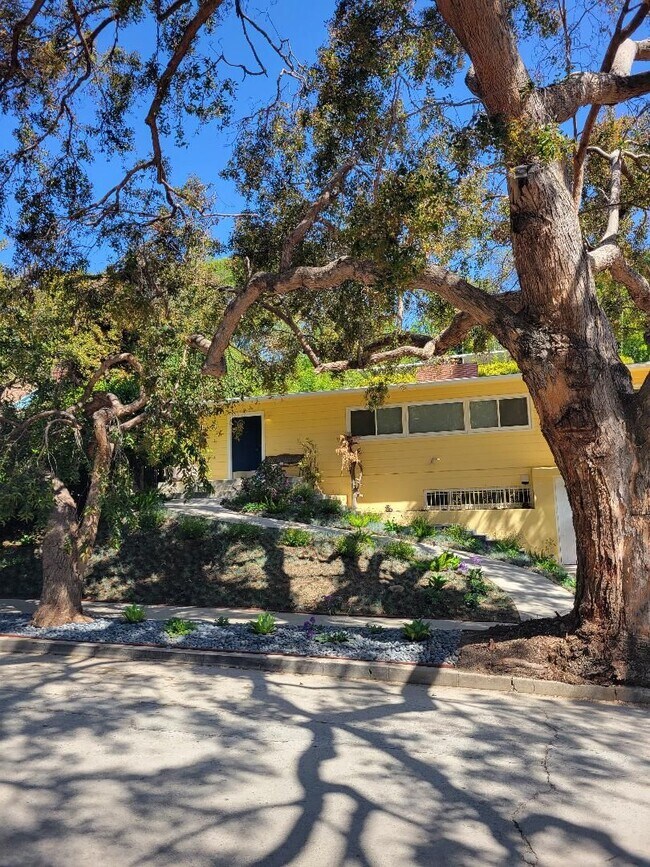Building Photo - Charming 1940's home in prime Studio City
