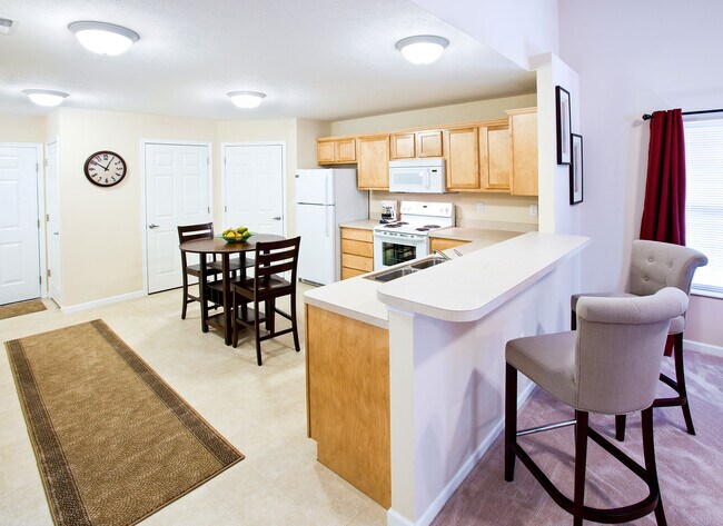 Encontrará la amplia cocina y despensa exclusivas de Redwood en nuestras casas estándar en nuestra ubicación de Green Ash Trail - Redwood Medina