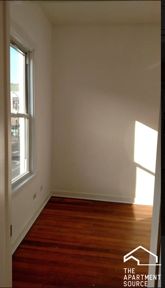 Building Photo - 1148 W Belmont Ave