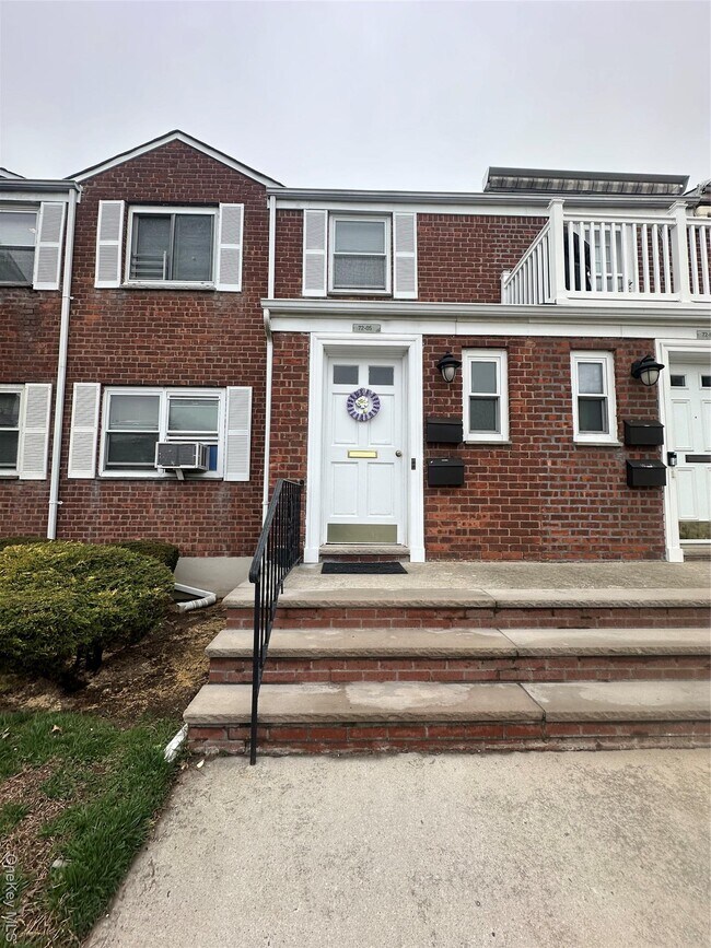 Foto del edificio - 72-05 Little Neck Pkwy