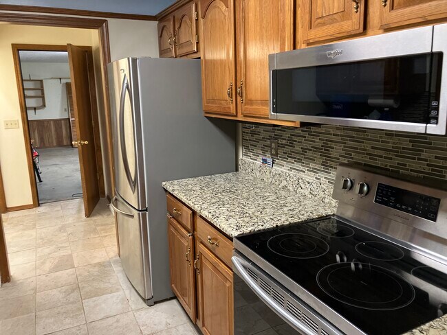 Kitchen - 121 Lake Ln