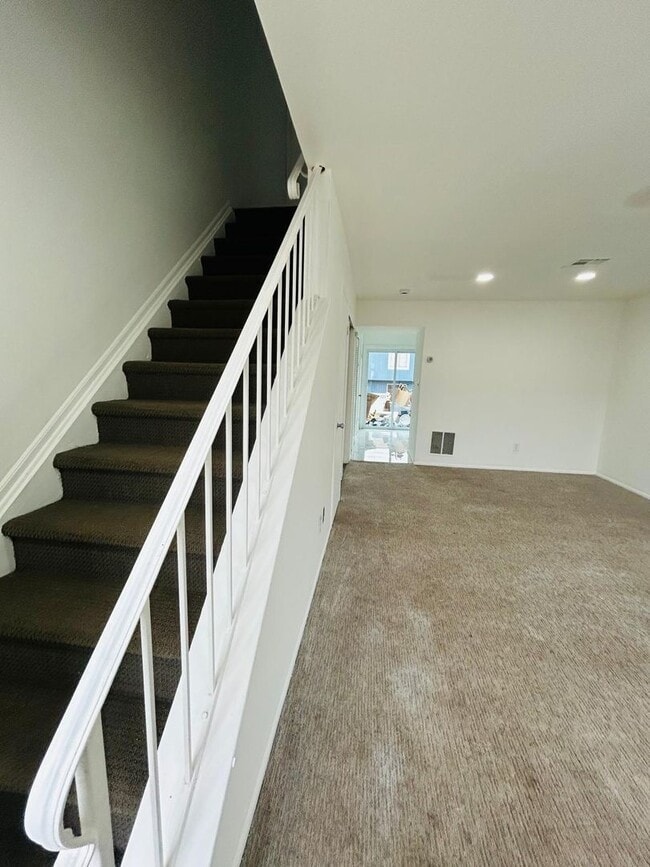 Building Photo - Townhouse home