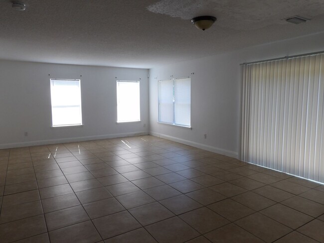 Foto del edificio - 4 Bedroom 2.5 Bath 2 Car garage Carole Arc...