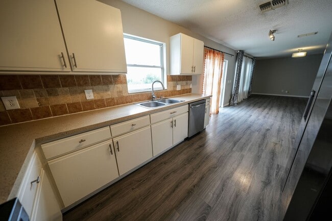 Building Photo - SPACIOUS 4 BEDROOM 2.5 BATH TWO STORY CLERMONT HOME