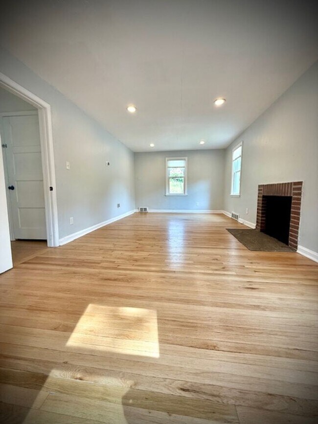 Foto del edificio - Updated, spacious 1 bedroom 1 bath located...