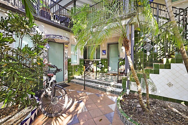 Foto del edificio - 8142 Byron Ave